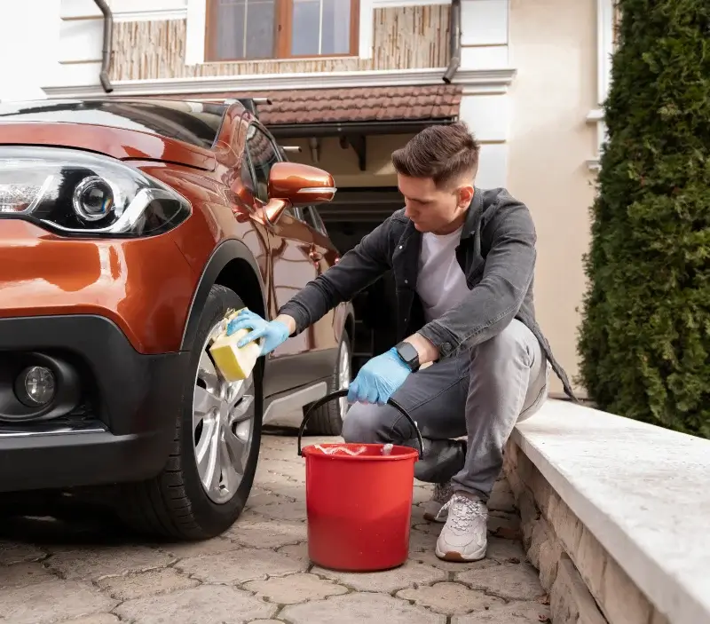Lavage auto à domicile Mesnières-en-Bray : professionnel intervenant sur un véhicule